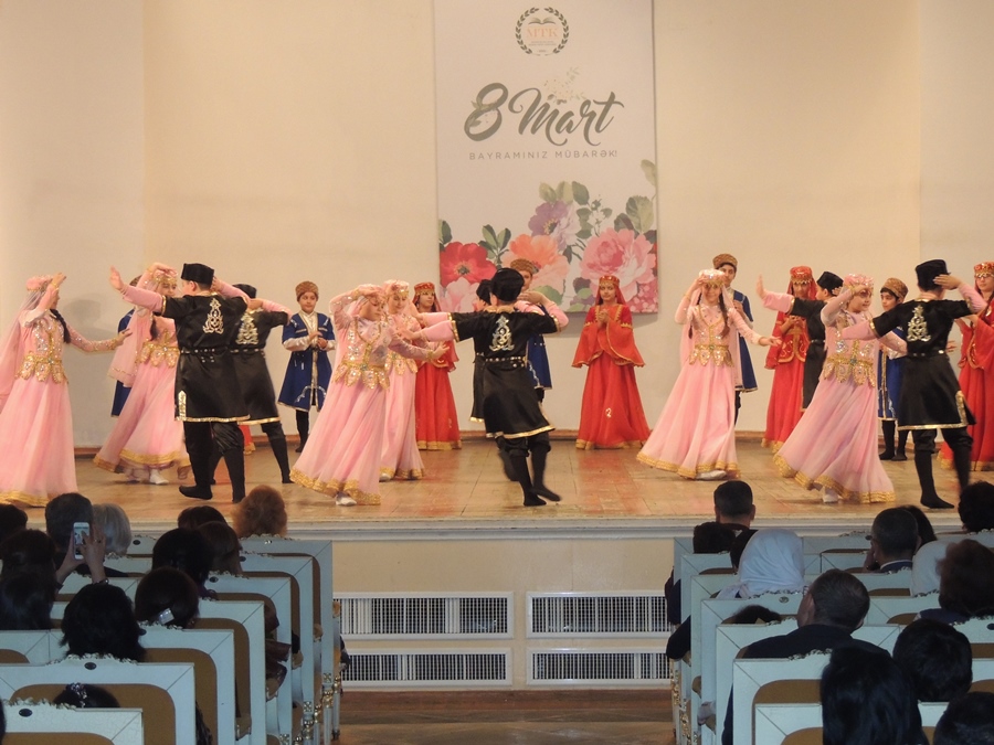 Праздничный концерт на сцене филармонии в Баку (ФОТО)