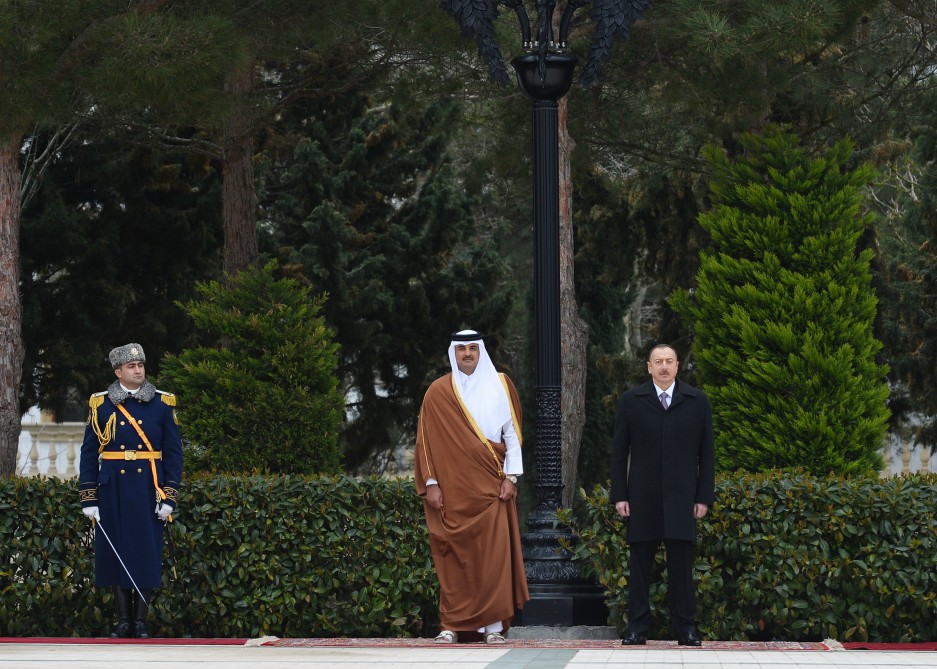 В Баку состоялась церемония официальной встречи эмира Катара