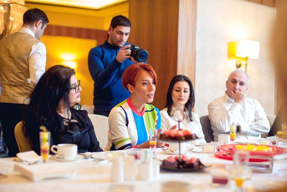 "Не выглядеть молодым, а быть молодым" - интересная встреча в Баку (ФОТО, ВИДЕО)