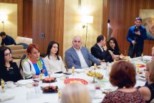"Не выглядеть молодым, а быть молодым" - интересная встреча в Баку (ФОТО, ВИДЕО)