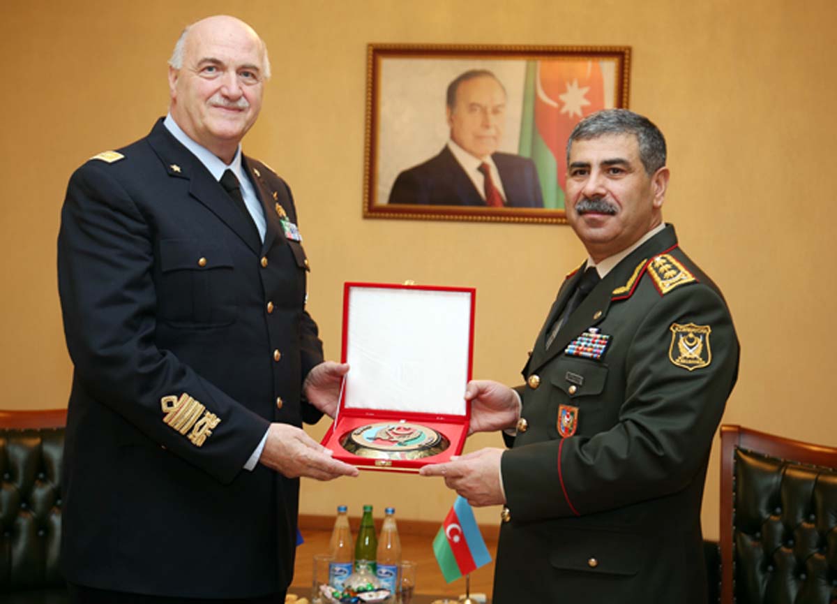 Министр обороны Азербайджана встретился с представителем НАТО