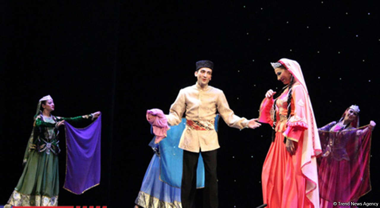 В Азербайджане отметят День национального театра