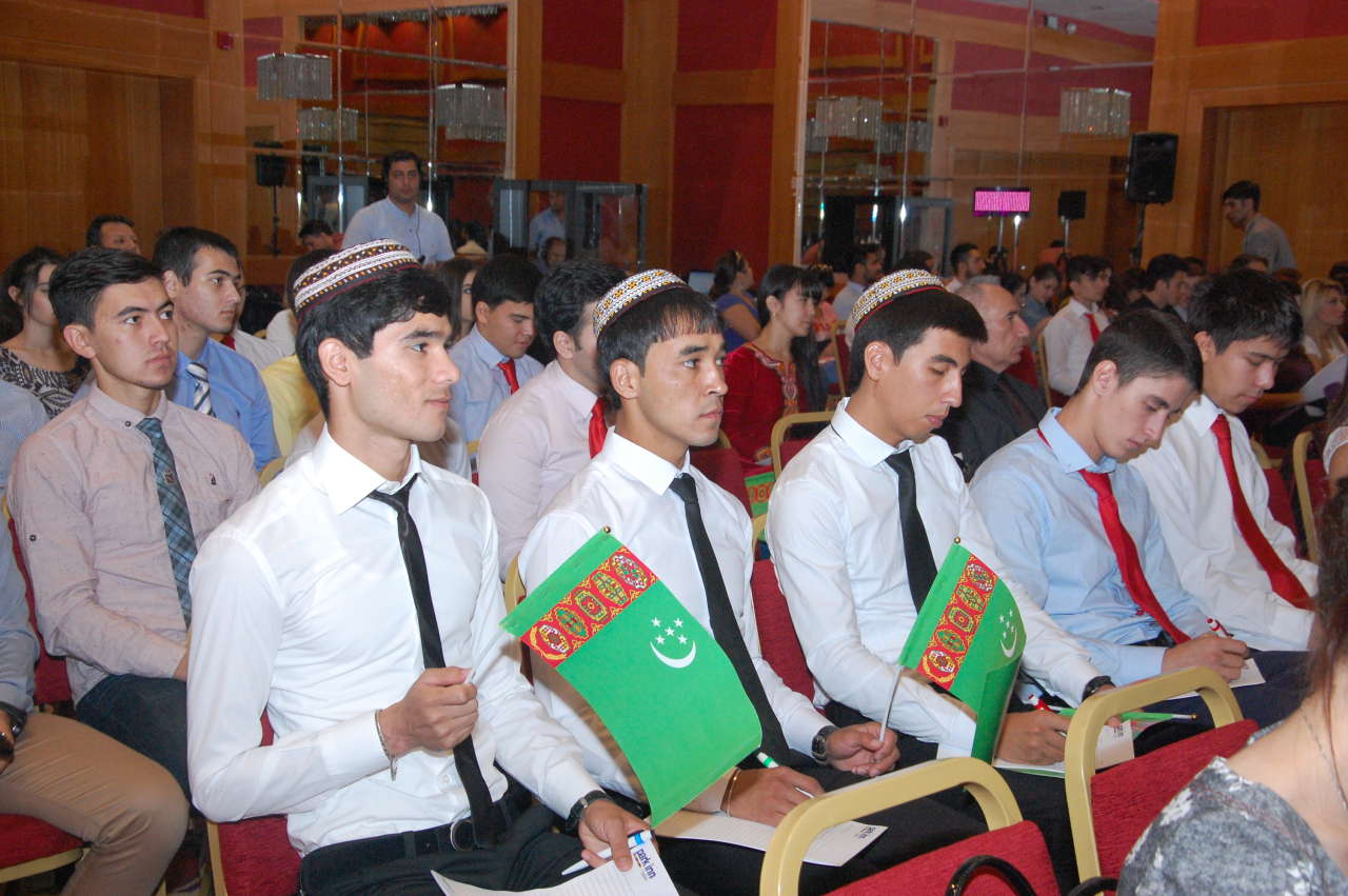 Туркменская молодежь смотрит на мир глазами своего лидера