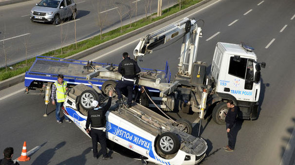 Bakan Yılmaz'ın konvoyunda kaza : 3 polis yaralı