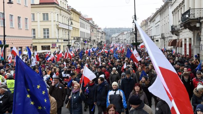 Polish protests as government rejects court ruling