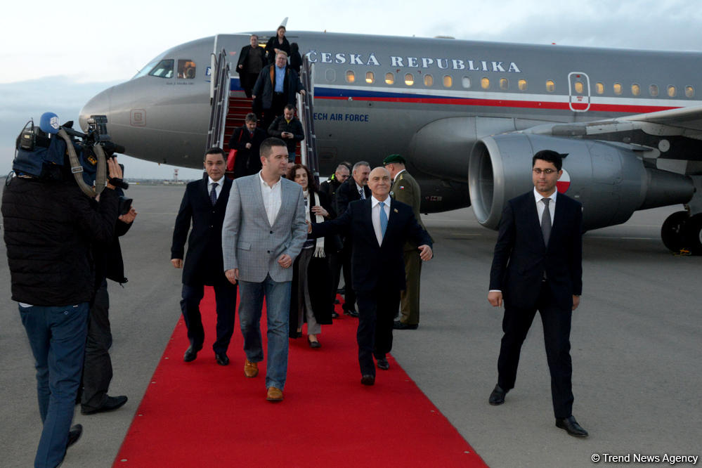 Chairman of Czech Parliament arrives in Azerbaijan (PHOTO)