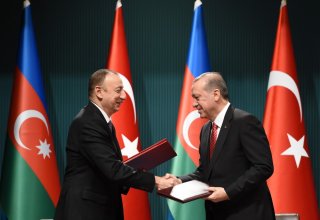 Azerbaycan Türkiye ile Yüksek Düzeyli İşbirliği Konseyi'nde imzalanan anlaşmaları onayladı