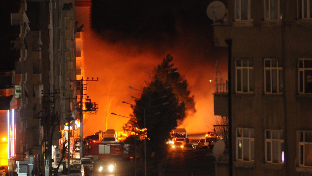 Diyarbakır’da silahlı göstericiler kent merkezinde yol kesti, yoğun çatışma yaşandı