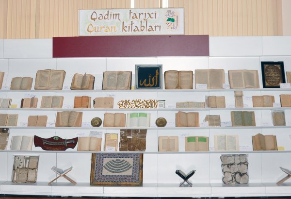 В Баку открылась выставка древних изданий Корана (ФОТО)