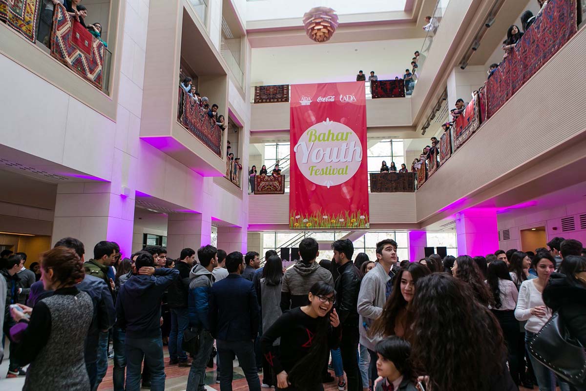 При поддержке университета ADA  в центре Баку прошла очередная акция по озеленению