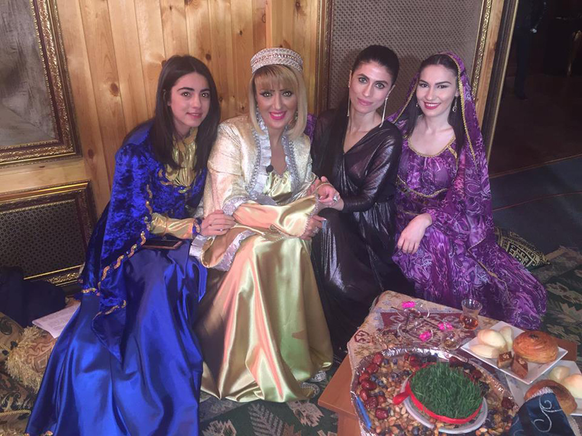 Азербайджанские телезвезды в национальных костюмах встречают Новруз (ФОТО)