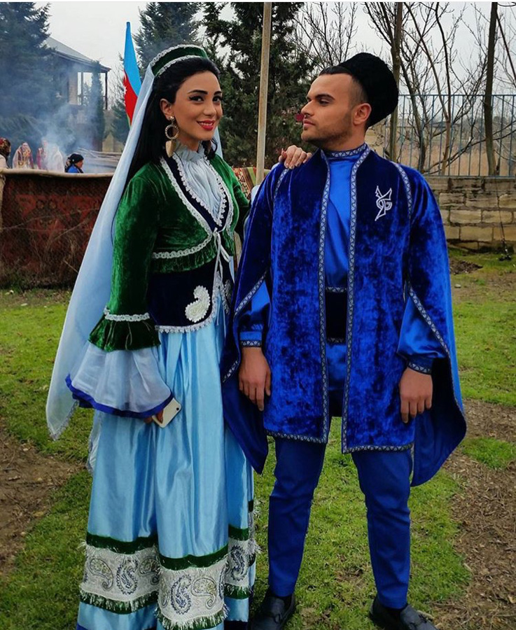Azərbaycanın televiziya ulduzları Novruz bayramını milli geyimlərdə qarşılayır (FOTO)