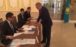 Посол Казахстана в Азербайджане проголосовал на парламентских выборах РК в Баку (ФОТО)
