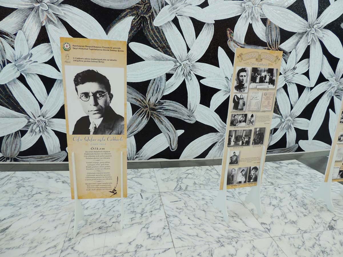 В Баку почтили память Джафара Джаббарлы (ФОТО)