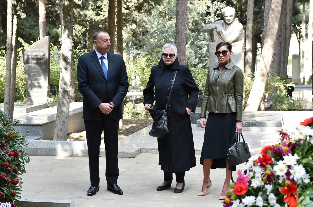 Президент Азербайджана и его супруга посетили могилу народного писателя Магсуда Ибрагимбекова