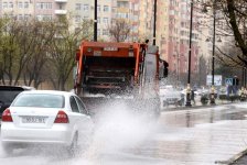 İntensiv yağışlar Bakı küçələrində problemlər yaradıb (FOTO/VİDEO)