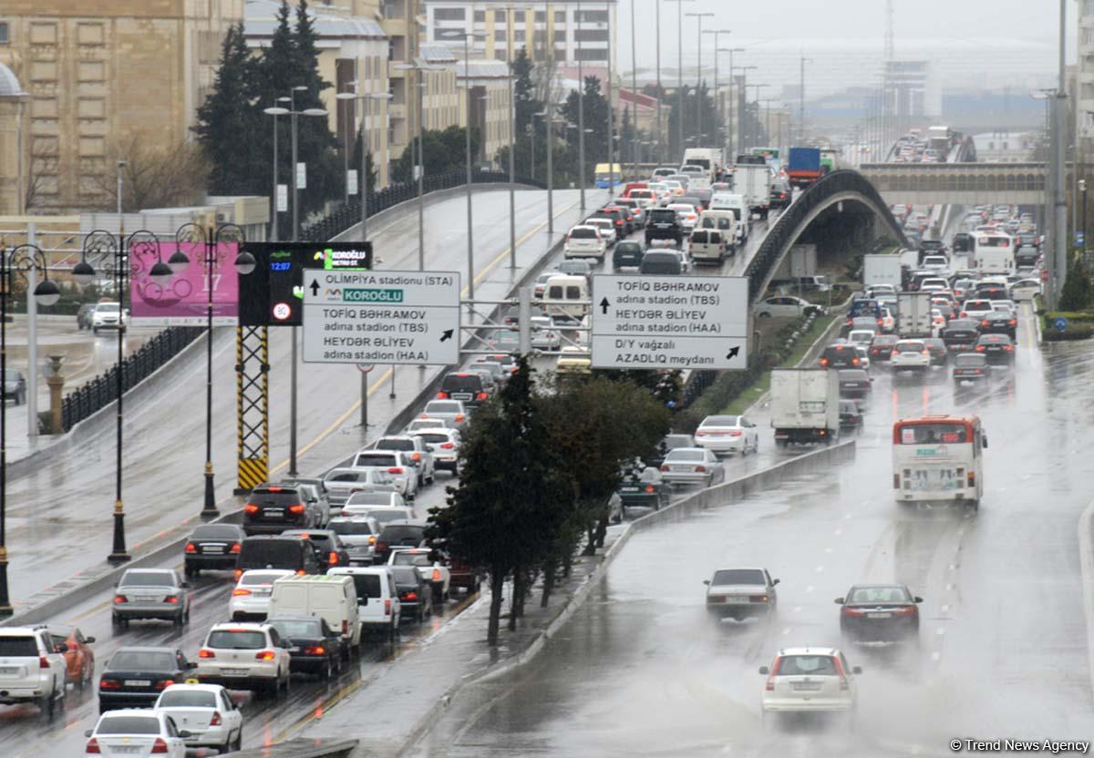 Сильный дождь создал проблемы на дорогах Баку (ФОТО/ВИДЕО)