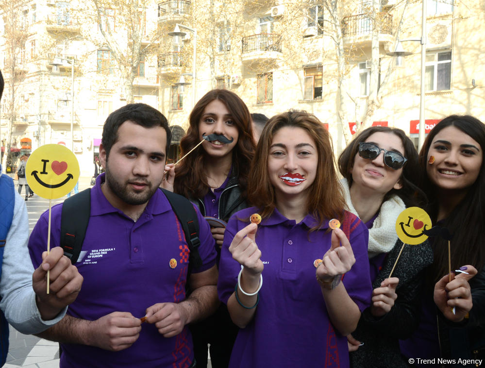 В Баку прошла интересная акция "Подари улыбку" (ФОТО)
