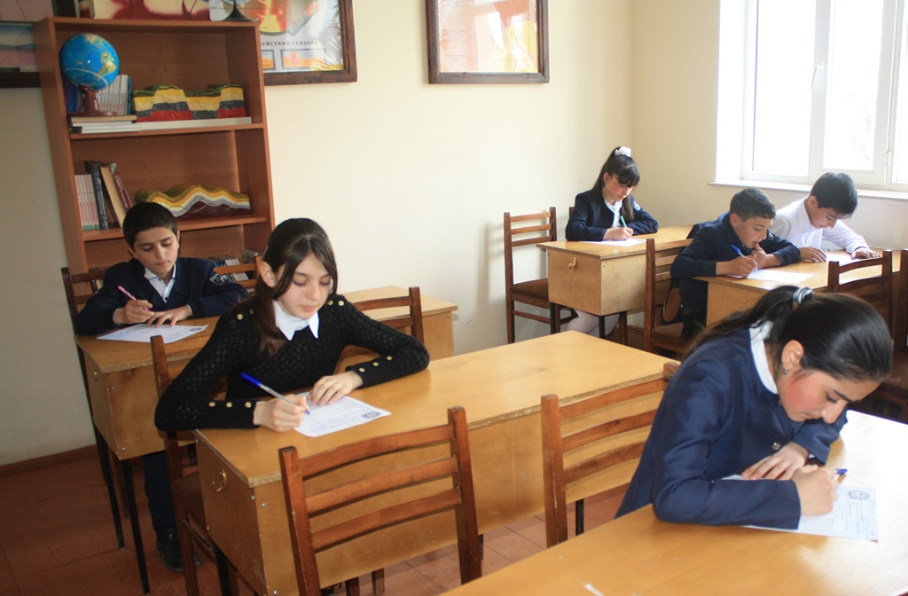 Karabağ'da çatışmaların olduğu bölgelerde bulunan okullarda devam edildi