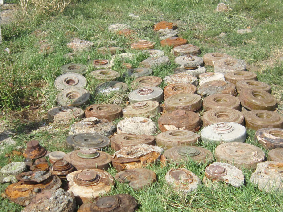 В прифронтовых селах Азербайджана обезврежено более 130 неразорвавшихся боеприпасов