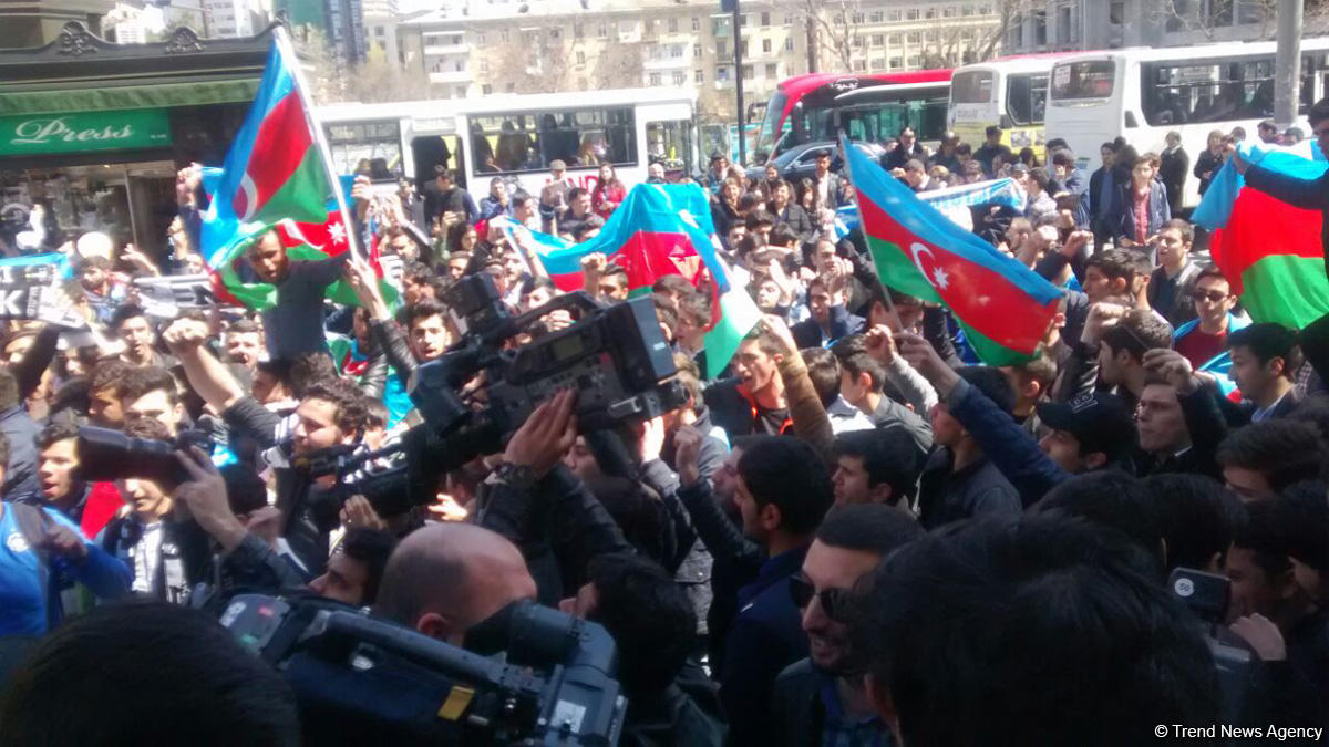 Başkent Bakü Azerbaycan orusunun zaferini böyle kutladı (Fotoğraf)