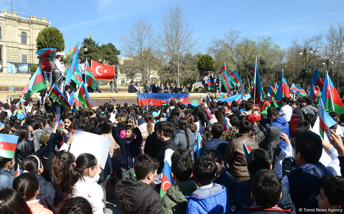 Azərbaycan xalqı Milli Ordumuzun uğurlarını qeyd edir (ƏLAVƏ OLUNUB)  (FOTO 1)