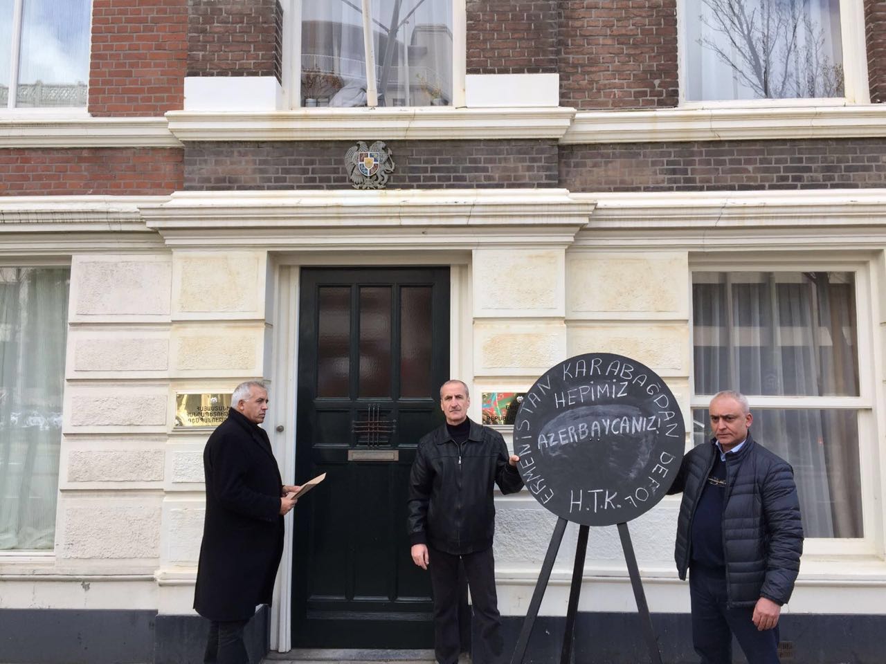 Перед посольством Армении в Нидерландах состоялась акция протеста (ФОТО)