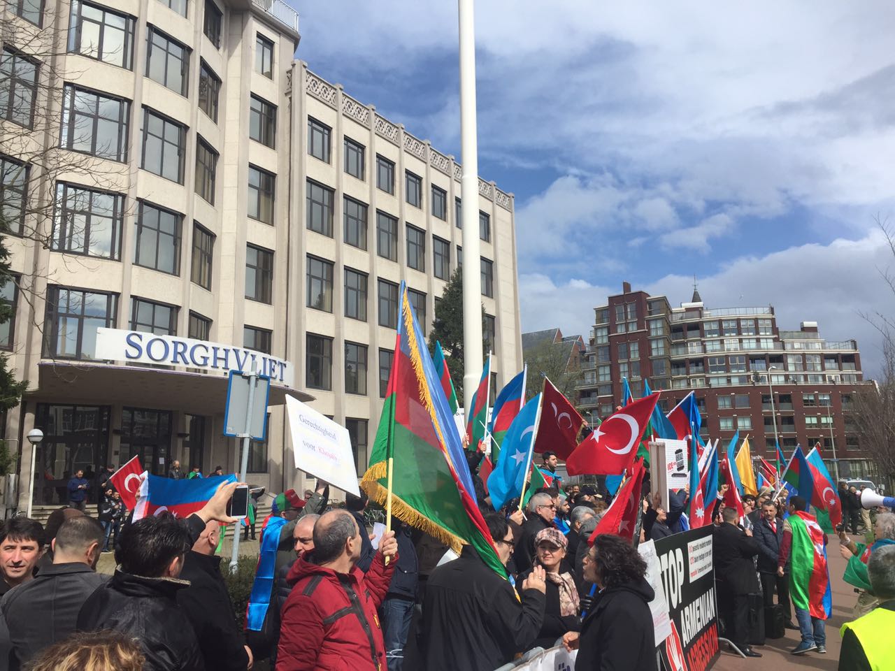 Перед посольством Армении в Нидерландах состоялась акция протеста (ФОТО)