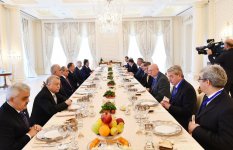 От имени Президента Ильхама Алиева дан обед в честь председателя правительства России