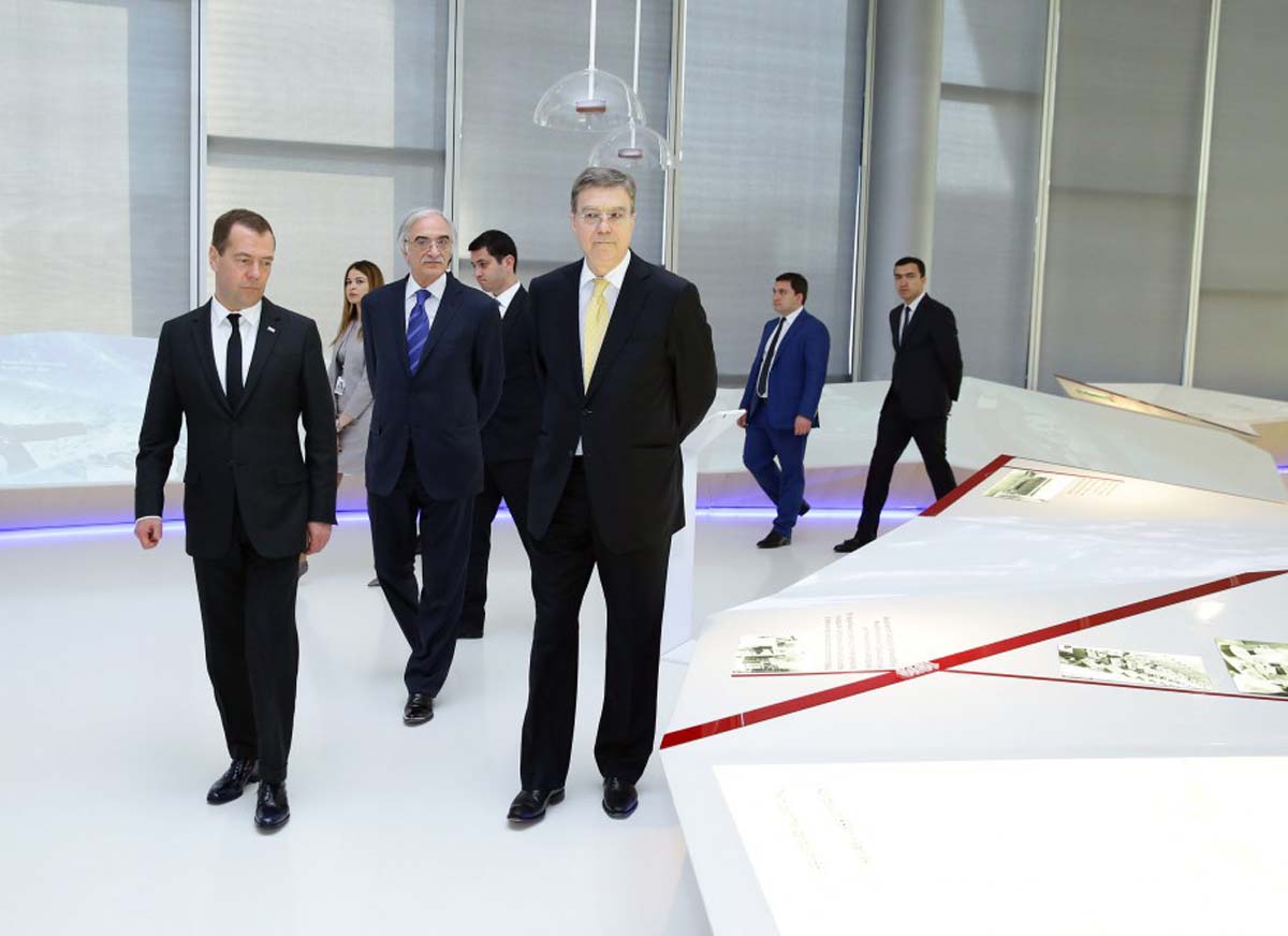 Председатель правительства России посетил Центр Гейдара Алиева (ФОТО)
