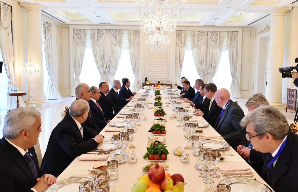 От имени Президента Ильхама Алиева дан обед в честь председателя правительства России
