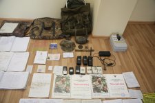 Azerbaycan Ermenistan askeri personaline ait çok sayıda evrak ve iletişim aracı ele geçirdi (Fotoğraf)