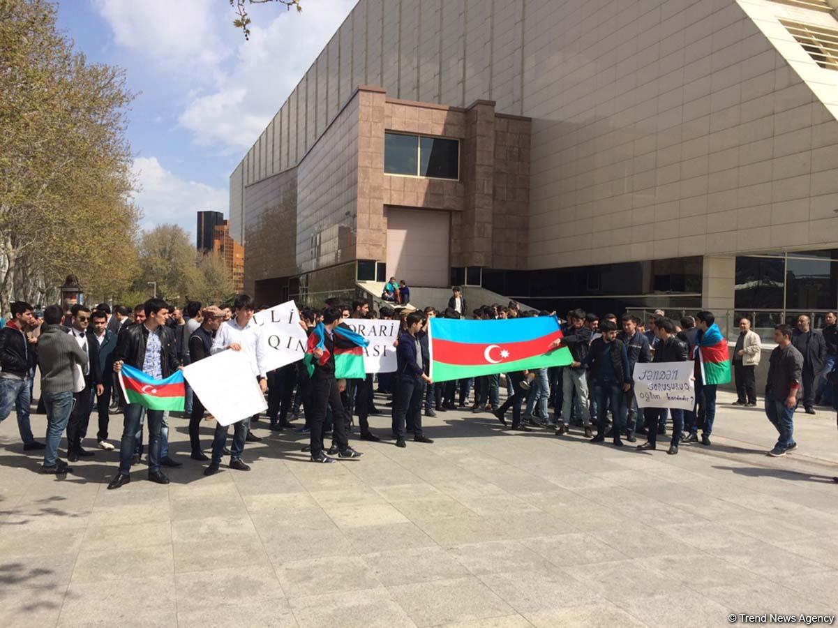 Группа азербайджанской молодежи провела акцию перед домом Али Керимли (ФОТО)