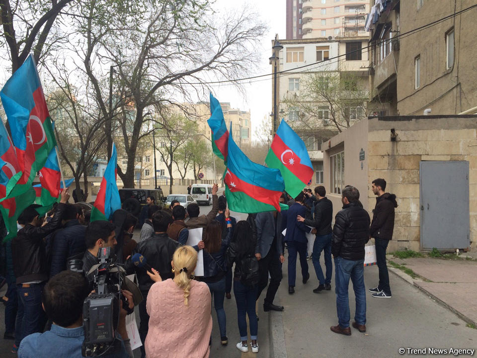 Перед домом Али Керимли группа азербайджанской молодежи провела акцию (ФОТО)