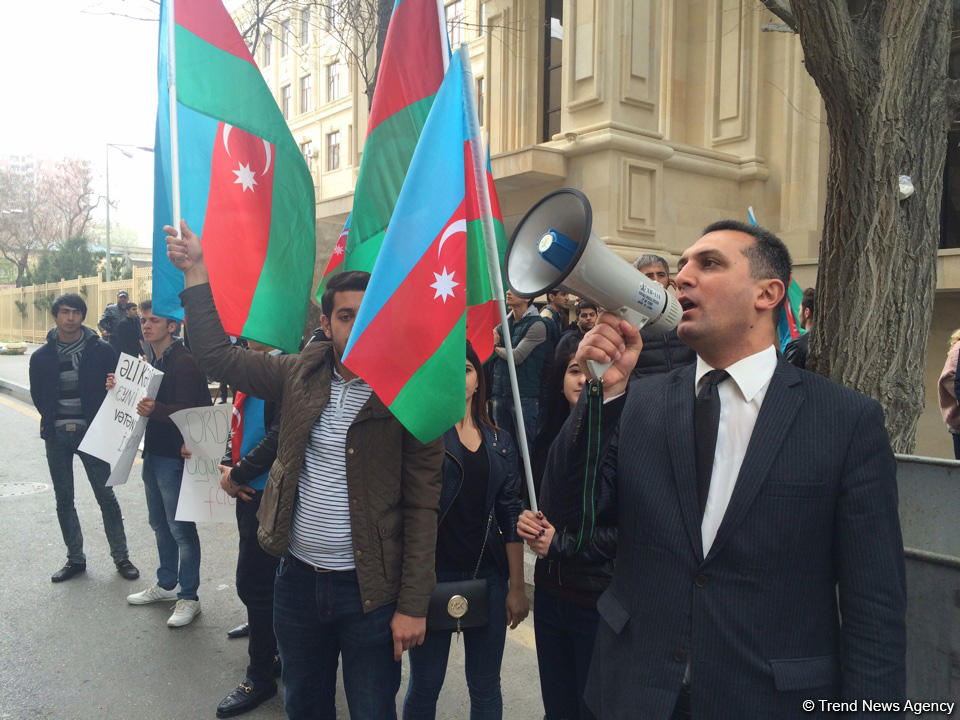 Перед домом Али Керимли группа азербайджанской молодежи провела акцию (ФОТО)