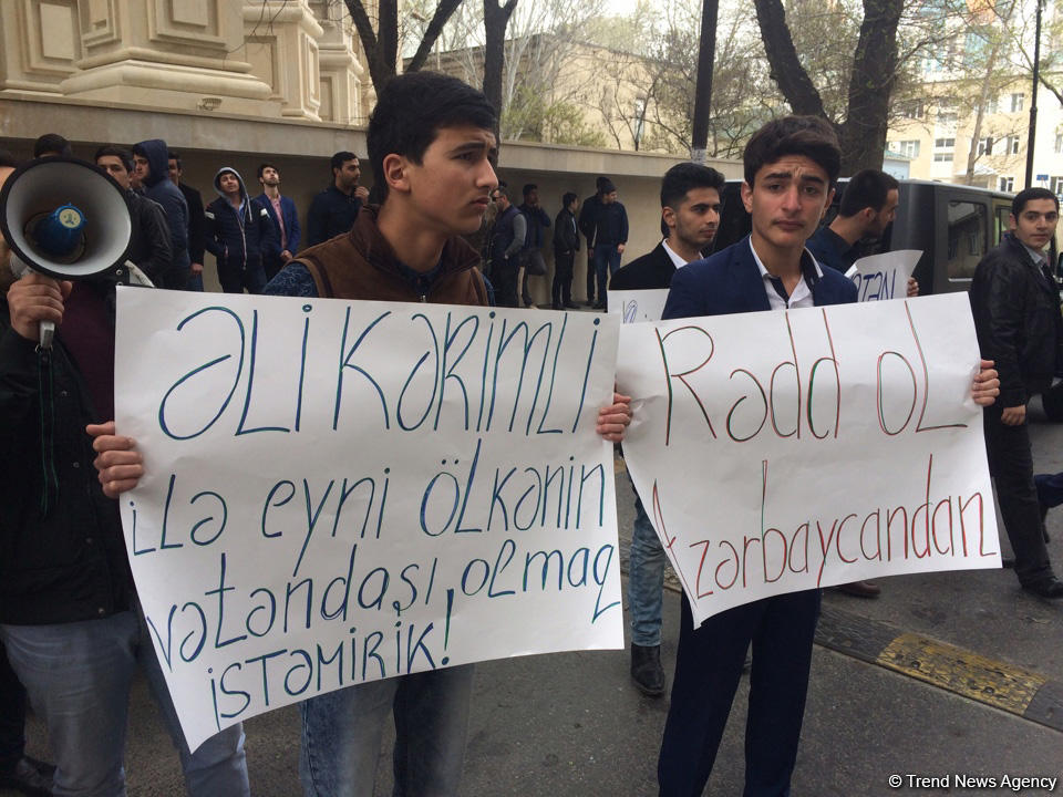Bu gün də AXCP sədri Əli Kərimlinin evi qarşısında aksiya keçirilib (FOTO)