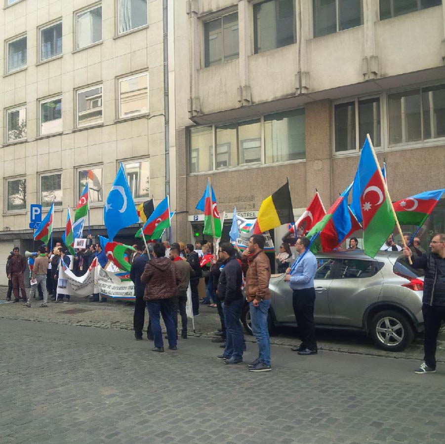 Brüsseldə Ermənistan səfirliyi qarşısında etiraz (FOTO)