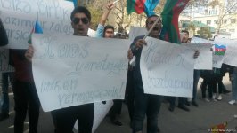 Молодежные активисты провели акцию перед домом главы оппозиционной партии в Баку