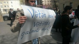 Gənclər AXCP sədri Əli Kərimlinin evi qarşısında aksiya keçirib (FOTO)
