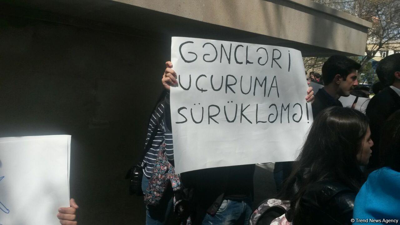 Gənclər AXCP sədri Əli Kərimlinin evi qarşısında aksiya keçirib (FOTO)