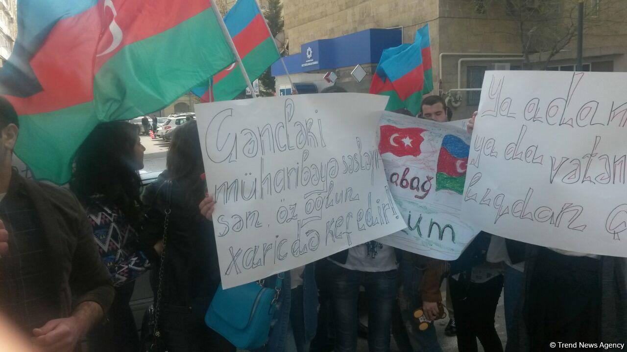 Молодежные активисты провели акцию перед домом главы оппозиционной партии в Баку