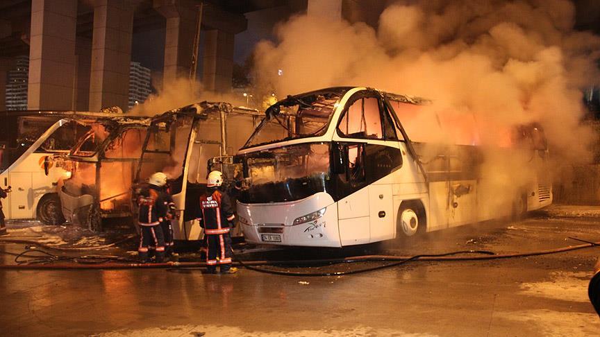 Büyük İstanbul Otogarı'nda park halindeki 4 otobüs, çıkan yangında kullanılamaz hale geldi