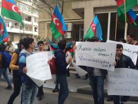 Группа молодежи вновь провела акцию протеста перед домом Али Керимли (ФОТО)