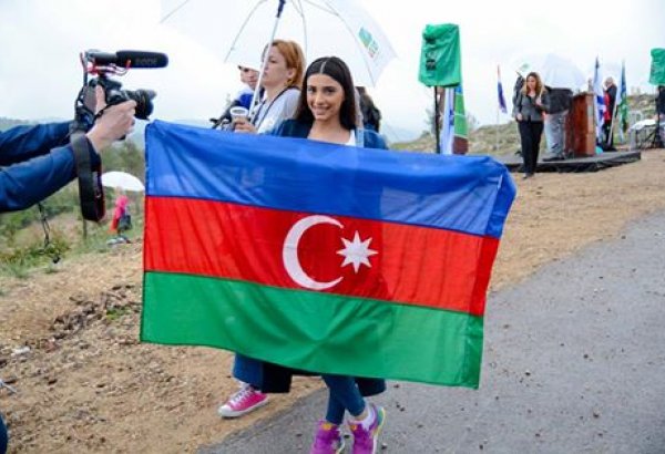 Флаг Азербайджана в Израиле - Семра Рагимли посадила дерево в Тель-Авиве (ФОТО)