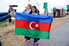 Флаг Азербайджана в Израиле - Семра Рагимли посадила дерево в Тель-Авиве (ФОТО)