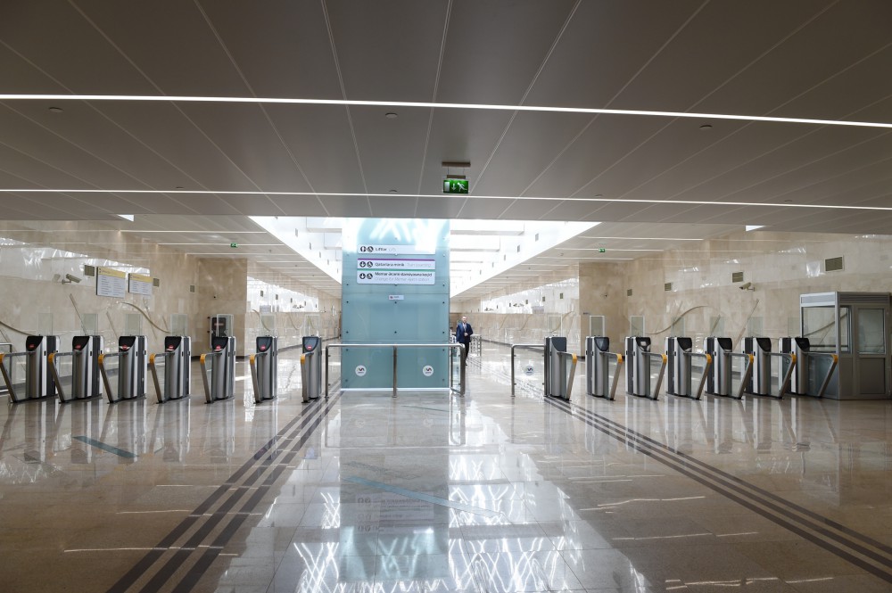 Президент Азербайджана принял участие в открытии новых станций Бакметрополитена