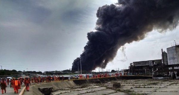 Число погибших при взрыве на заводе в Мексике возросло до 32 человек