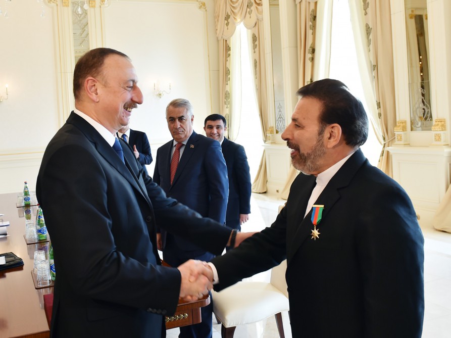 Президент Ильхам Алиев наградил иранского министра орденом «Достлуг» (ФОТО)