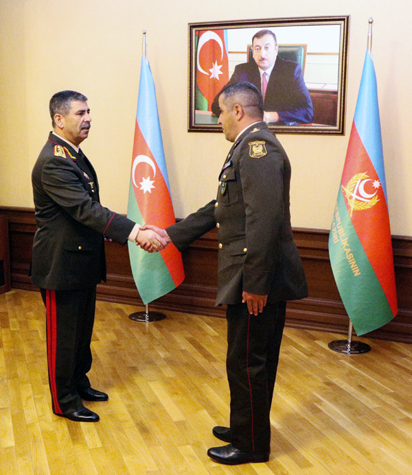 ВС Азербайджана всегда должны быть готовы ответить на провокации противника - министр (версия 2)