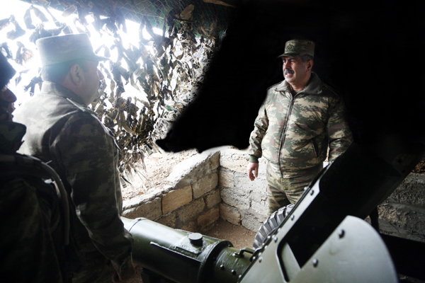 Azerbaycan Savunma Bakanı temas hattındakı birliklerde denetim yaptı (Fotoğraf)